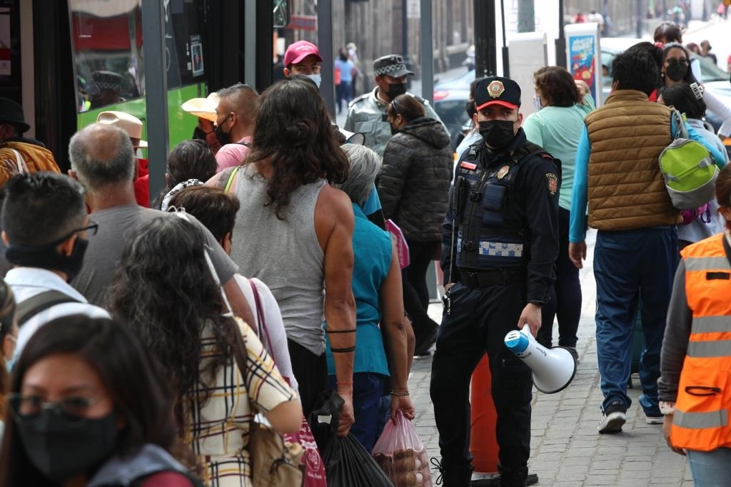 Usuarios del Metro abordan camiones RTP afuera de la estación Pino Suárez, debido al cierre realizado por los trabajos de preparación para la modernización de la Línea 1, en la Ciudad de México, el 10 de julio de 2022. Foto María Luisa Severiano



