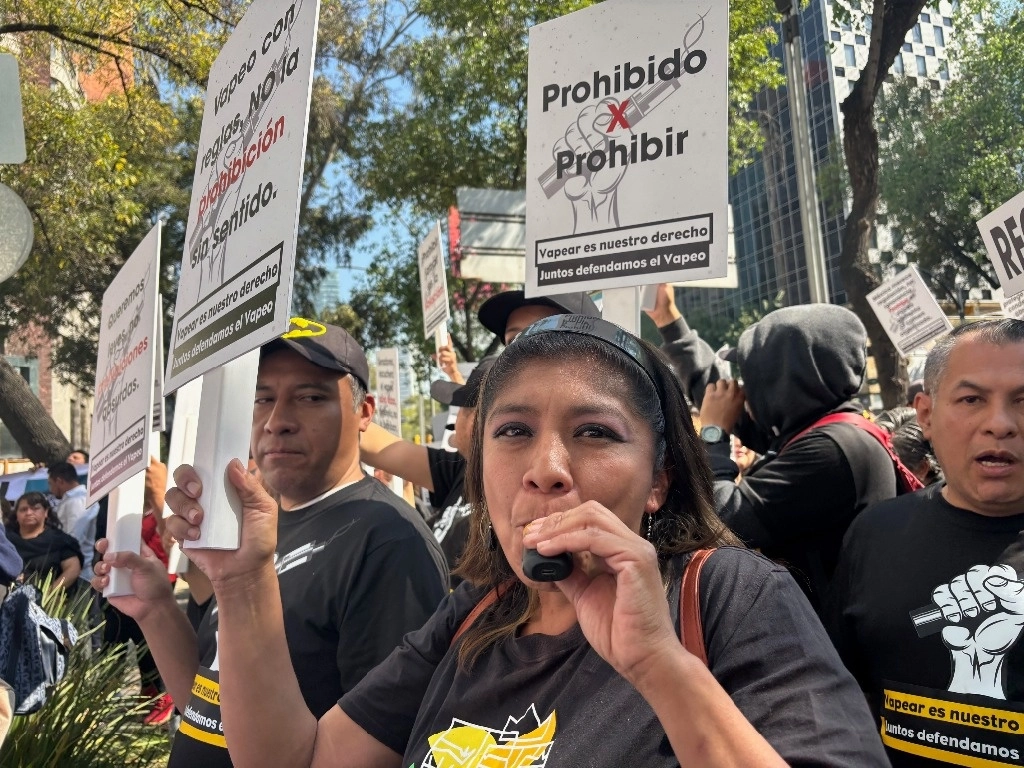 Fumadores de cigarrillos electrónicos protestan frente al Senado de la República, para exigir que se respete su consumo y pedir una regulación justa en el mercado, en la Ciudad de México, el 10 de diciembre de 2024. Foto María Luisa Severiano