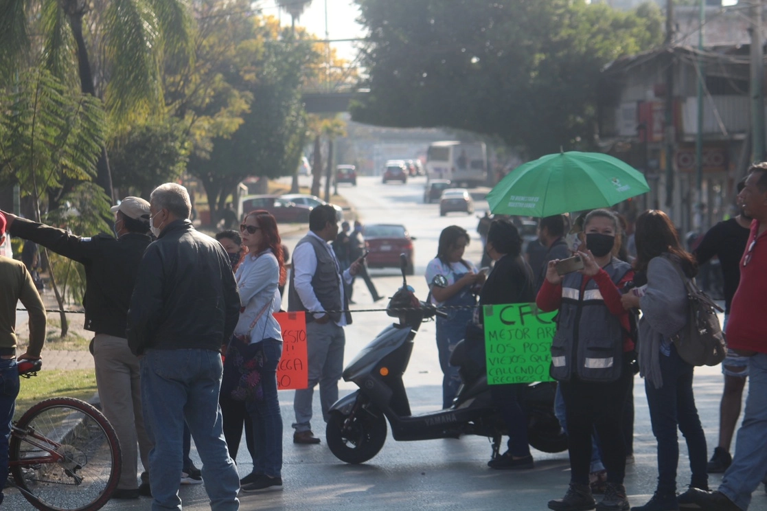 Ayudantes municipales y usuarios del Sistema de Agua Potable y Alcantarillado de Cuernavaca cerraron por más de tres horas los tres accesos de la capital, en protesta porque la CFE cortó la luz a 14 pozos por la falta de pago de la dependencia, el 1 de febrero de 2023. Foto Rubicela Morelos Cruz