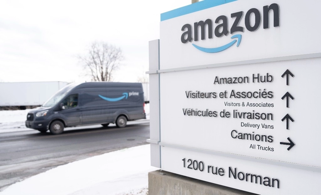 Un camión de reparto de Prime pasa por el almacén DXT6 de Amazon en el suburbio de Lachine, en Montreal, el lunes 27 de enero de 2025. Foto Ap
