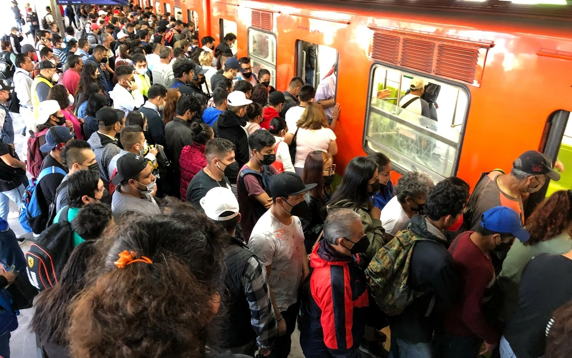Cientos de personas trataban de abordar el Metro en la estación Constitución de 1917, en la calzada Ermita Iztapalapa, mientras choferes afiliados a la Fuerza Amplia de Transportistas realizaban bloqueos en avenidas importantes y accesos a la Ciudad de México. Foto Roberto García Ortiz