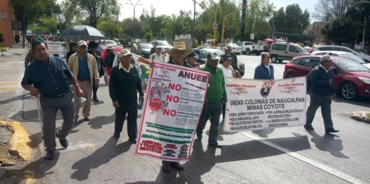 Los manifestantes se concentraron frente a la Semovi y cerraron los carriles laterales de la Vía Gustavo Baz. Foto Silvia Chávez