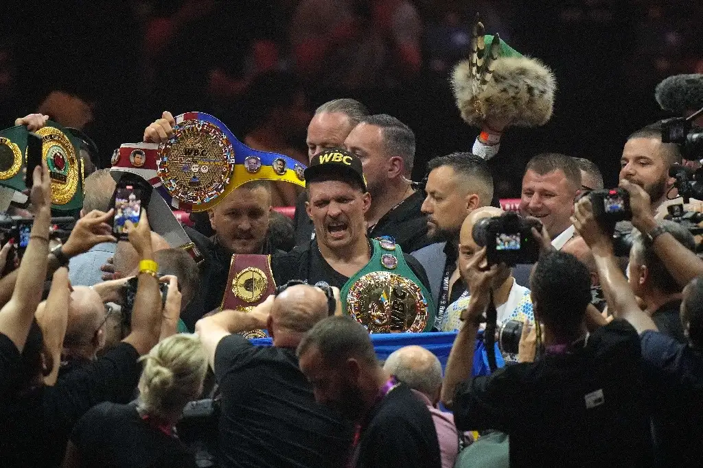 El ucraniano Oleksandr Usyk celebra después de vencer al británico Tyson Fury en su pelea por el campeonato mundial indiscutible de peso pesado en el Kingdom Arena en Riad, Arabia Saudita, el domingo 19 de mayo de 2024. Foto Ap