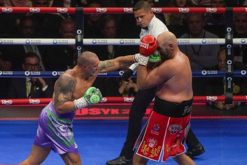 A sus 37 años, Usyk (izq.) impuso su ritmo en la pelea y alcanzó en repetidas ocasiones a Fury con su crochet izquierdo. Foto Ap.
