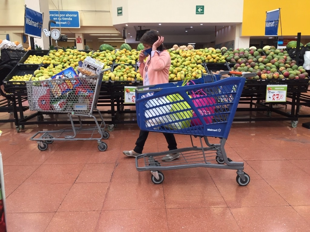 Interior de una tienda Walmart en la CDMX. Foto Cristina Rodríguez