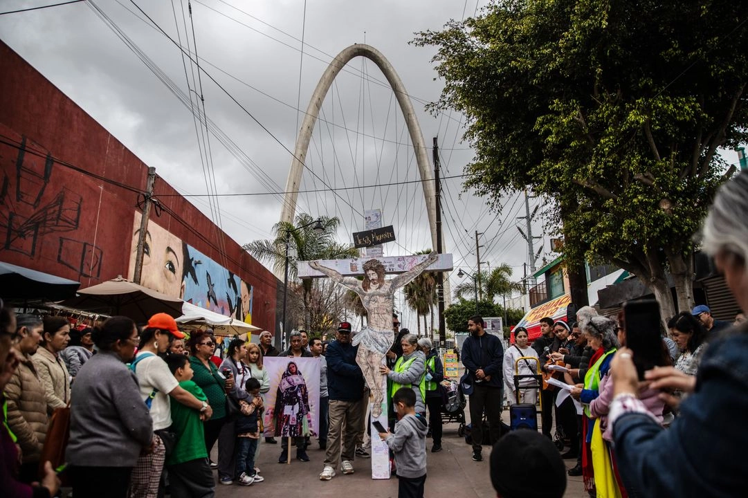 Migrantes realizaron este Viernes Santo un viacrucis simbólico del arco de la avenida Revolución a la Garita del Chaparral, en Tijuana, BC. Esta acción es para sensibilizar a la sociedad sobre los abusos que padecen en el trayecto, explicó José María García, de Movimiento Juventud 2000. Foto 