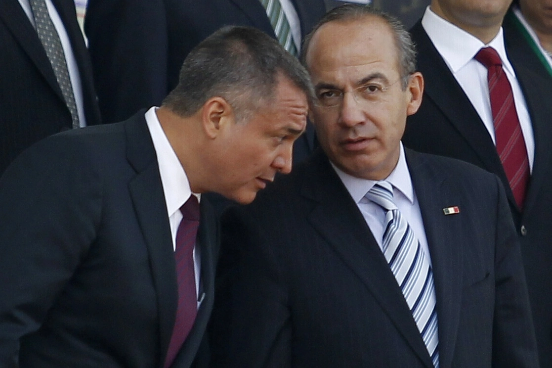 El ex presidente Felipe Calderón (der) junto con el ex secretario de Seguridad, Genaro García (der). Foto José Carlo González / Archivo