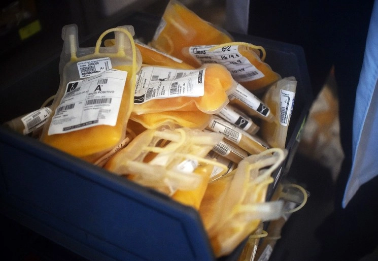 Imagen de plasma sanguíneo refrigerado visto en el Centro Nacional de Transfusión de Sangre en la Ciudad de México durante la pandemia de Covid-19. Los hospitales en México están luchando debido a la falta de donantes de sangre que, por miedo al coronavirus, han disminuido en número. Foto AFP