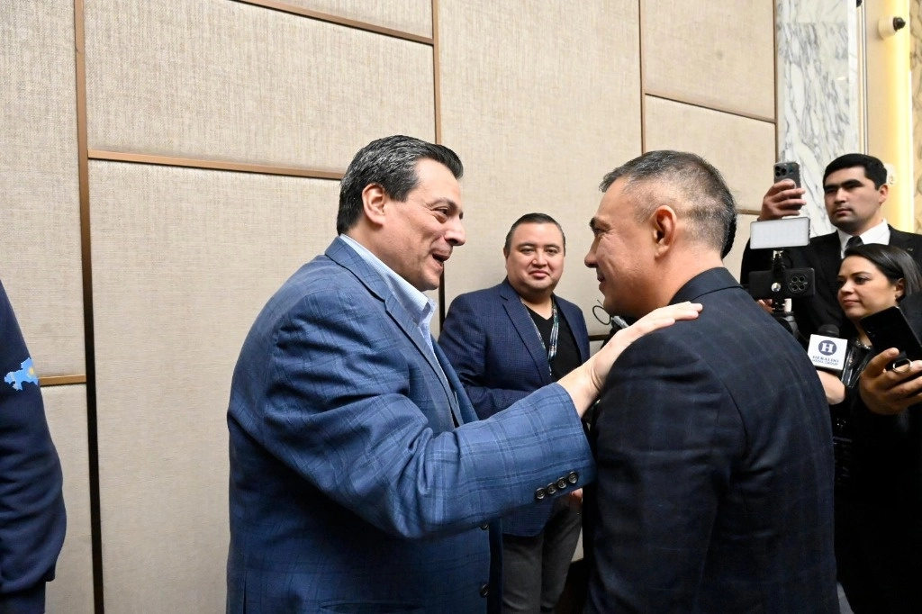 Mauricio Sulaimán habla con el ex boxeador ruso, Kostya Tszyu, quien noqueó a Julio César Chávez en el declive de su carrera, durante la convención anual del CMB en Tashkent, Uzbekistán. Foto CMB