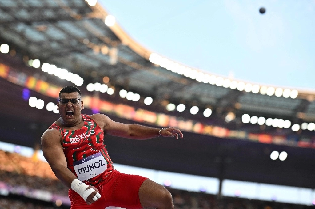El mexicano, Uziel Muñoz, durante su participación en el lanzamiento de bala en París 2024. Foto Afp