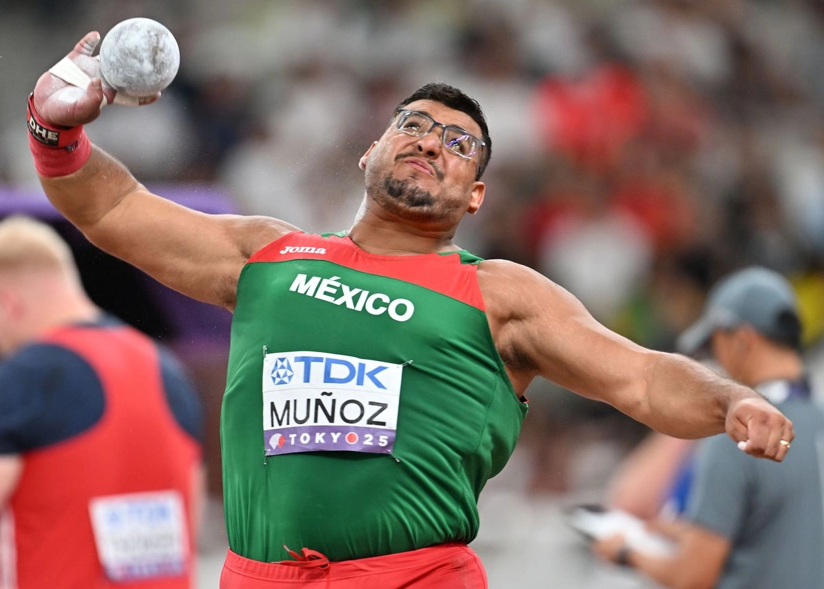 El chihuahuense Uziel Muñoz se colgó la plata al batir el récord mexicano en el Mundial de Atletismo con una marca de 21.97 metros. Foto 