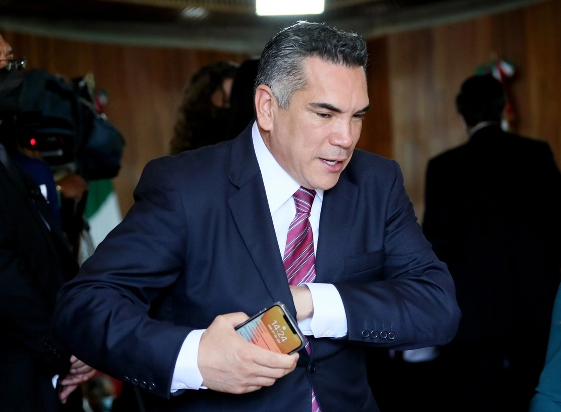 El dirigente del PRI, Alejandro Moreno, viajó anoche a Ginebra, Suiza, con objeto de llevar su denuncia de persecución contra el gobierno de México. Foto Roberto García Ortiz / Archivo