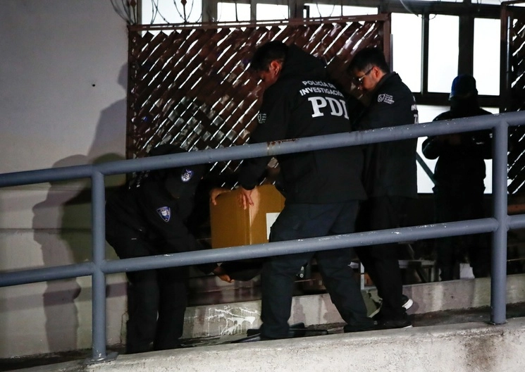 En domicilios no sólo de la alcaldía de Cuauhtémoc, sino en distintos puntos de la Ciudad de México, ya se habían repartido los volantes de la campaña negra contra la jefa de Gobierno, Claudia Sheinbaum. En la imagen, policías se llevan en cajas la propaganda. Foto Víctor Camacho / Archivo