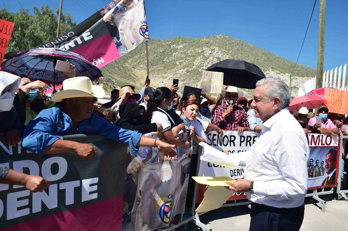 Mil 270 millones de pesos se invertirán este año en el proyecto Agua Saludable para La Laguna; en 2022 se destinarán 2 mil 300 millones más, dijo el mandatario durante su visita a Lerdo, Durango. Foto Presidencia