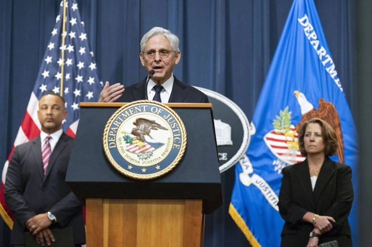 El fiscal general Merrick Garland estuvo acompañado en la conferencia por el fiscal federal Breon Peace (izquierda) y la fiscal general adjunta Lisa O. Monaco. Foto Ap