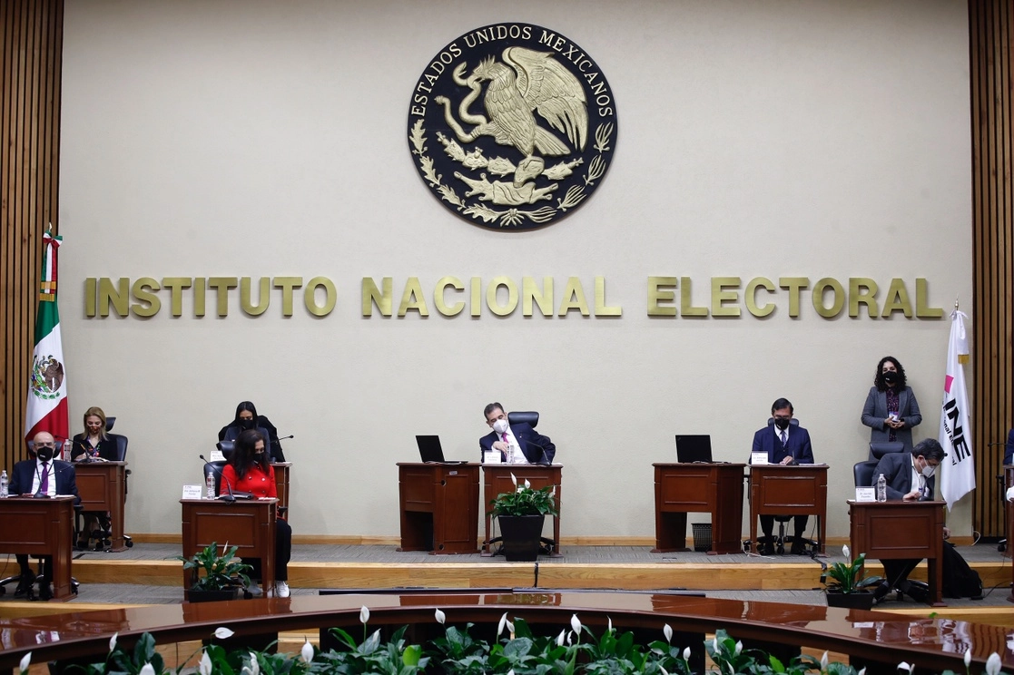 El consejo del INE aprobó ayer una adenda a los lineamientos de la consulta, en la que destaca que cada mesa receptora de votos contará con dos mil papeletas y en casos excepcionales, mayor cantidad. Foto Cristina Rodríguez / Archivo 