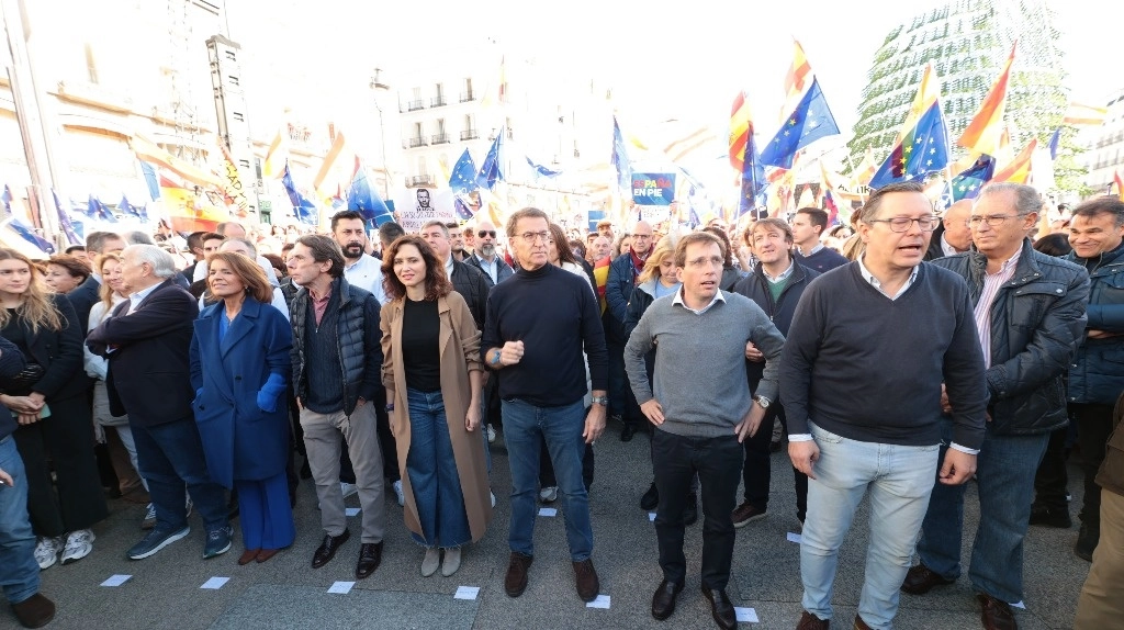 La ex alcaldesa de Madrid Ana Botella; el ex presidente de gobierno español José María Aznar; la presidenta de la Comunidad de Madrid y del PP local, Isabel Díaz Ayuso; el presidente del PP, Alberto Núñez Feijóo (al centro); el alcalde de Madrid, José Luis Martínez-Almeida, y el secretario general del PP madrileño, Alfonso Serrano, al frente de la manifestación contra la amnistía a políticos catalanes, ayer en la Puerta del Sol. Foto Europa Press



