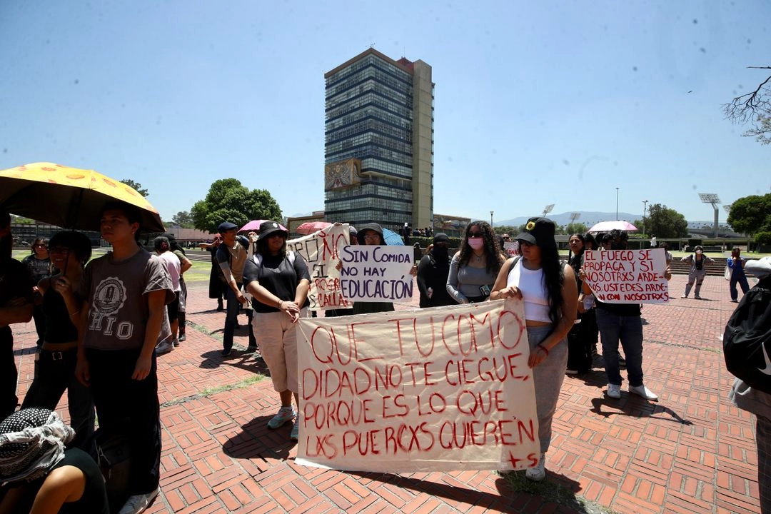 Alumnos de más de cinco facultades de la UNAM prevén realizar el lunes asambleas para definir si empiezan otro paro de actividades, hasta obtener respuesta favorable a sus demandas. La imagen, durante una protesta en CU el pasado día 11 de abril. Foto 

