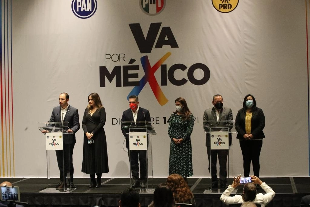 Los dirigentes nacionales de los partidos de la coalición Va por México, Marko Cortés del PAN, Alejandro Moreno del PRI y Jesús Zambrano del PRD, ofrecen conferencia de prensa en un hotel del Centro Histórico de la Ciudad de México, el 14 de diciembre de 2021. Foto María Luisa Severiano