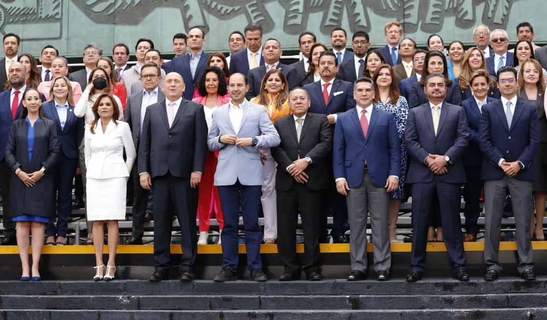 Los dirigentes del PRI, PAN y PRD y sus respectivos grupos parlamentarios con sus coordinadores se reunieron para cerrar filas ante lo que definieron como “una embestida desde Palacio Nacional”. Foto tomada del Twitter de @Jesus_ZambranoG