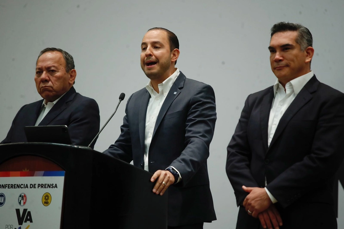 Los presidentes nacionales del PRD, PAN y PRI, Jesús Zambrano, Marko Cortés y Alejandro Moreno, respectivamente, partidos que integran la coalición Va por México. Foto Cristina Rodríguez / Archivo 