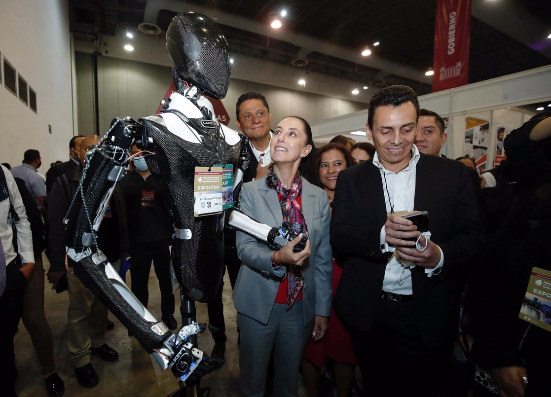 La jefa de Gobierno, Claudia Sheinbaum, acudió ayer a la Feria de Inversión de la Ciudad de México: Capital de Oportunidades, Innovación y Sustentabilidad, en el Centro Citibanamex, donde conoció avances tecnológicos. Foto Cristina Rodríguez