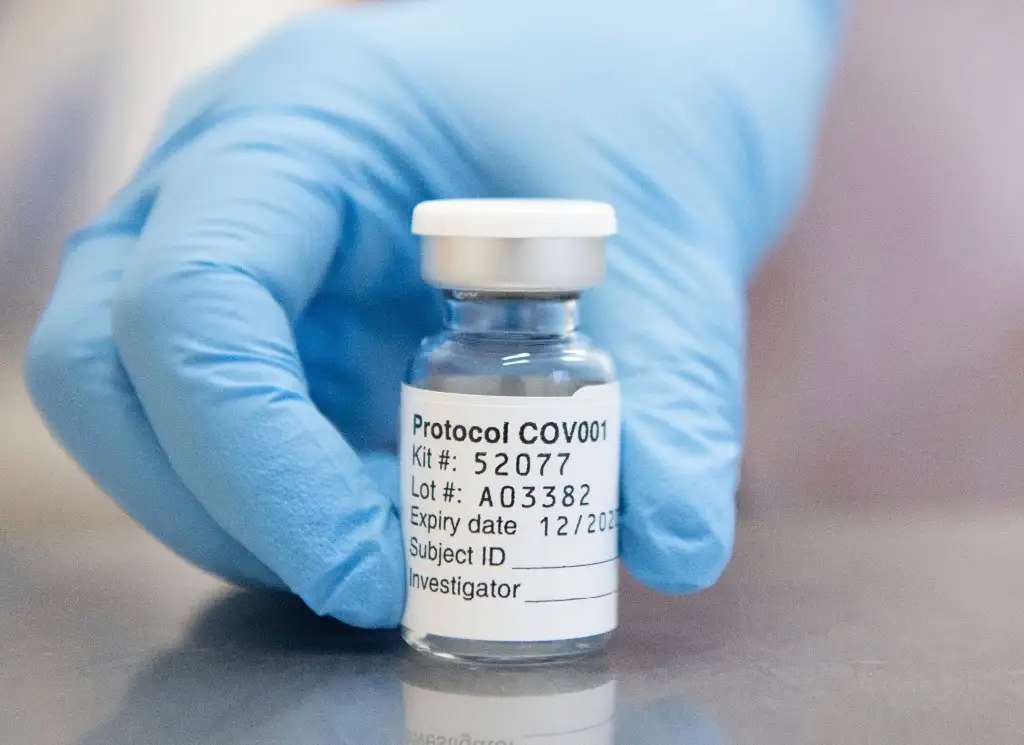 Un frasco de vacuna contra el coronavirus desarrollado por AstraZeneca y la Universidad de Oxford, captada en Oxford, Inglaterra, el 23 de noviembre de 2020. Foto Ap