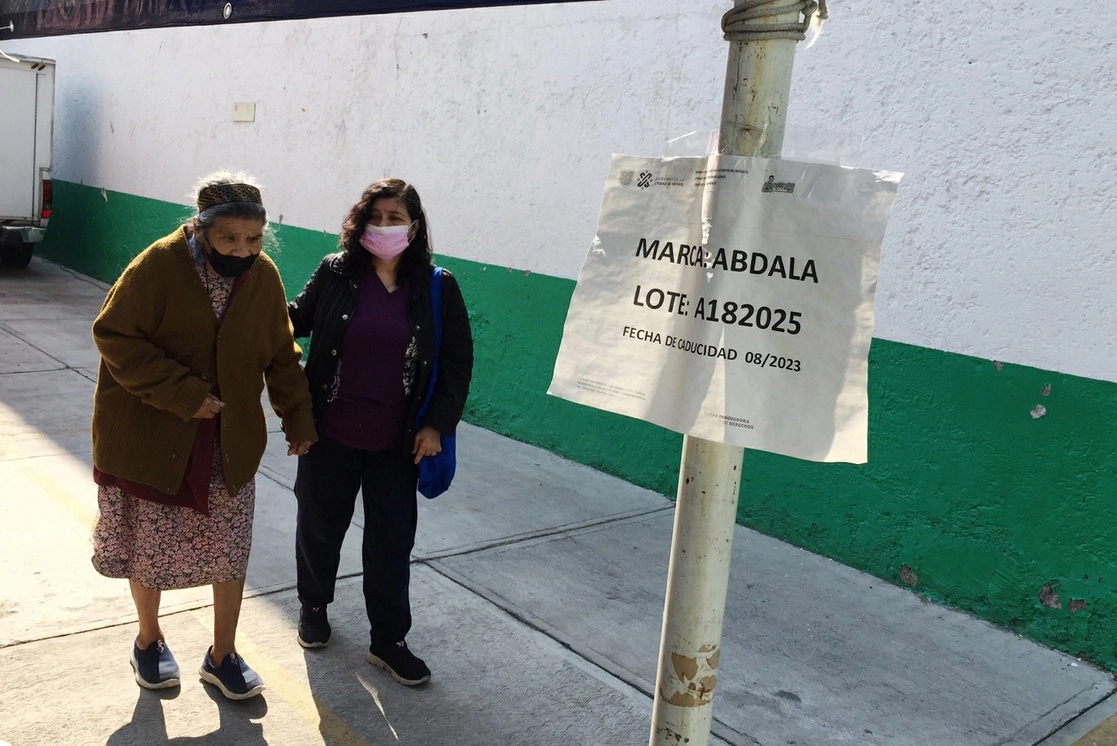 Ciudadanos asisten al Centro de Salud T-III Portales donde se aplica el refuerzo 3 y 4 de la vacuna Abdala contra el covid-19, para personas mayores de 18 años, en la Ciudad de México, el 27 de diciembre de 2022. Foto Cristina Rodríguez