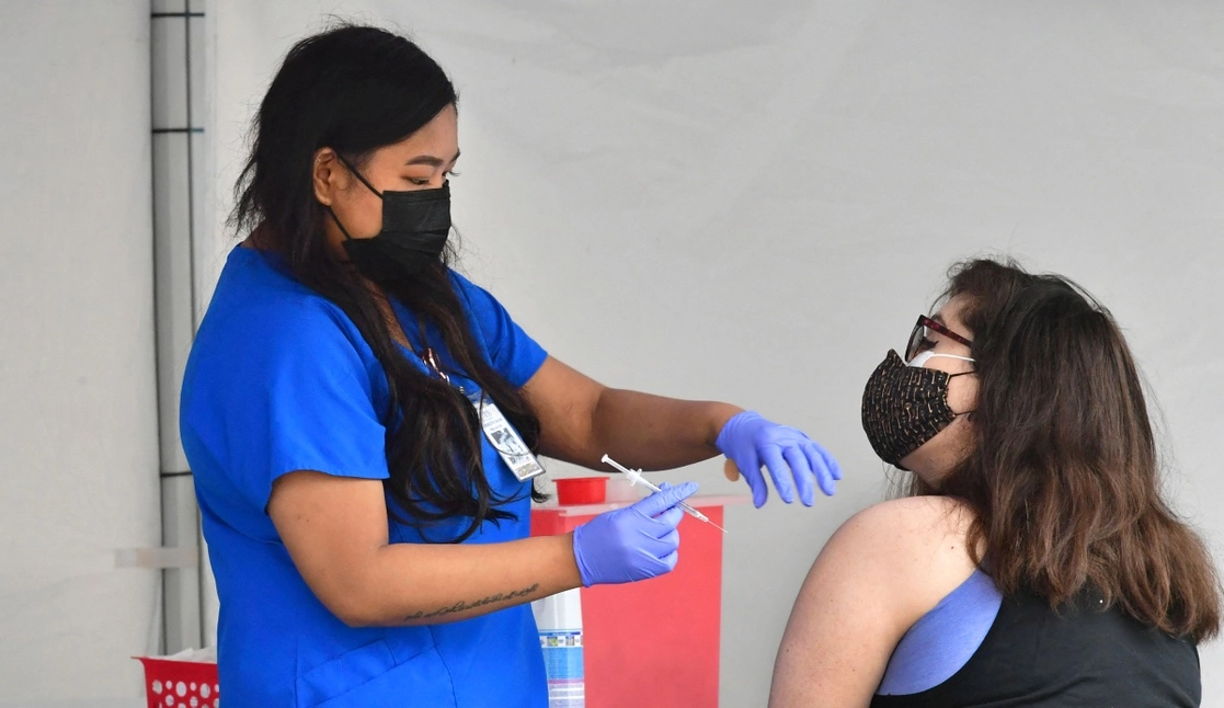 Actualmente, la vacuna de Johnson & Johnson solamente es inoculada en Estados Unidos y Sudáfrica. La imagen, en Los Ángeles, el pasado 25 de marzo de 2021. Foto Afp 