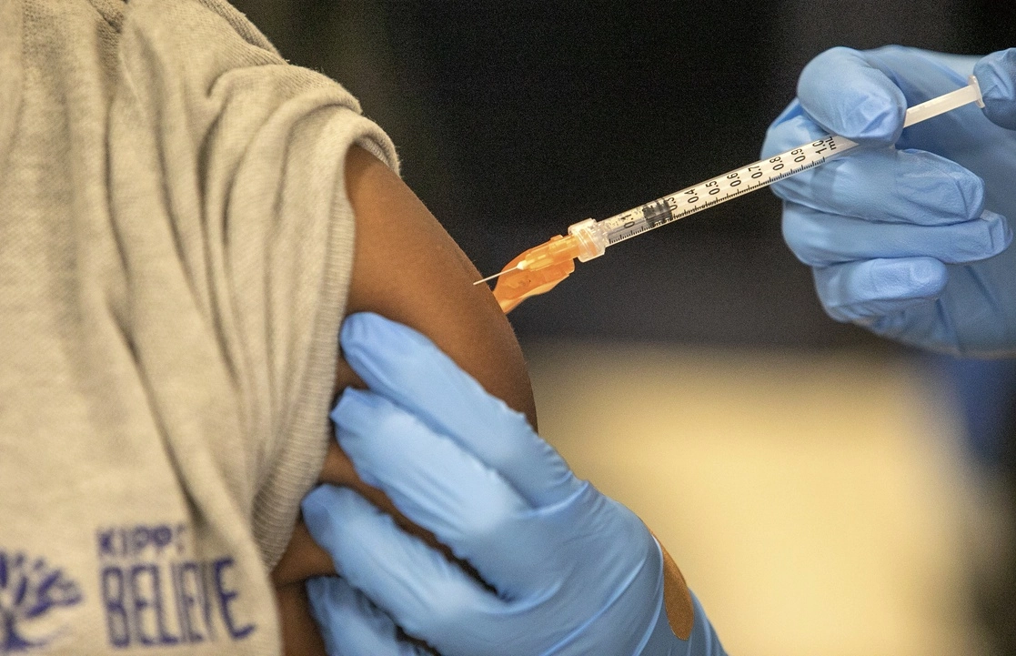 Personal médico vacuna a un estudiante en una escuela de Nueva Orleans, Estados Unidos, el 25 de enero de 2022. Foto Ap 