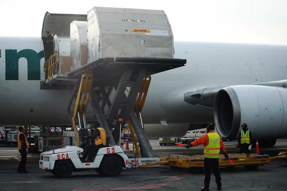 Un lote con 804 mil vacunas de Pfizer-BioNTech contra covid-19 para niños de 5 a 11 años llegó al Aeropuerto de la Ciudad de México, el 23 de junio de 2022. Foto Cristina Rodríguez