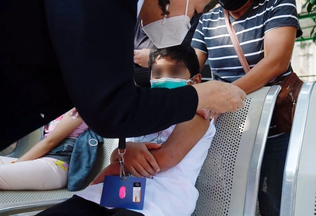 Niños de 5 años recién cumplidos son vacunados con la primera dosis de la vacuna contra el covid-19, mientras que menores de 5 a 11 años reciben su segunda inoculación, en el Centro de Salud T-III "Mixcoac", en la alcaldía Benito Juárez, Ciudad de México, el 7 de noviembre de 2022. Foto Cristina Rodríguez


