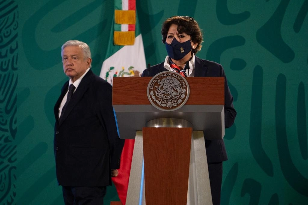 Delfina Gómez Álvarez, secretaria de Educación Pública, durante la conferencia de prensa matutina en Palacio Nacional, el 16 de abril de 2021. Foto Pablo Ramos