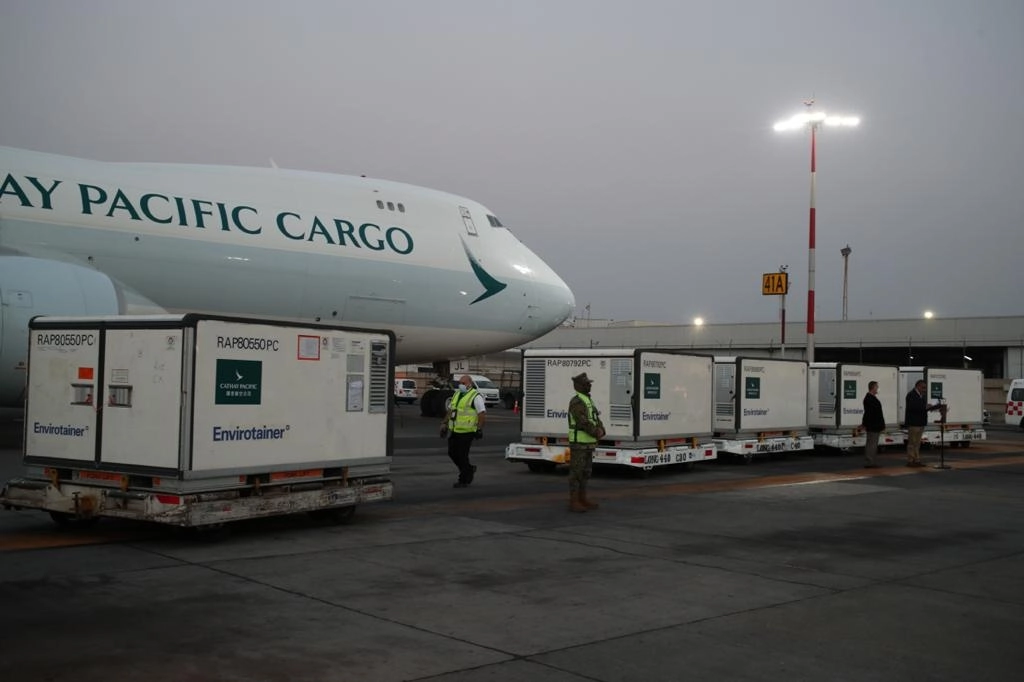 Desembarco de un millón de vacunas Sinovac contra Covid-19 en el Aeropuerto Internacional de la Ciudad de México. Foto José Antonio López