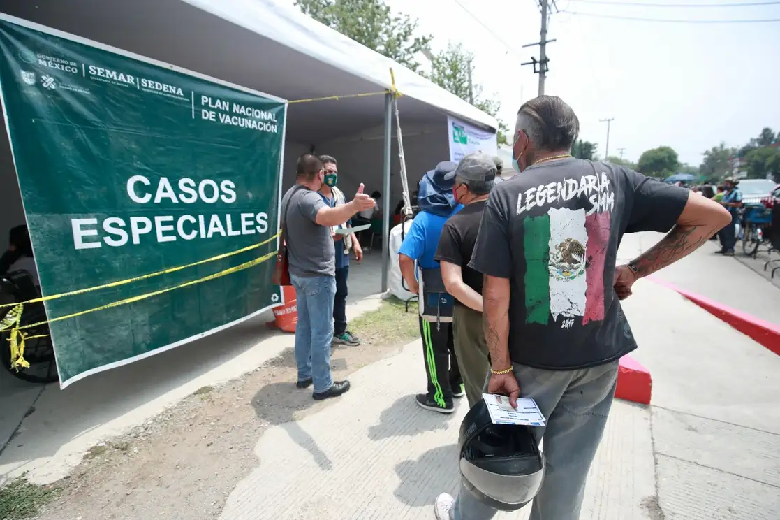 Un grupo de adultos acude a vacunarse contra el Covid-19 en el Centro de Estudios Navales en Ciencias de la Salud(CENSIS) de la Marina, en la alcaldía Coyoacán, el 26 de mayo de 2021. Foto Luis Castillo