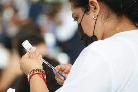 Personal de salud prepara una dosis de la vacuna contra Covid-19. Foto Cristina Rodríguez
