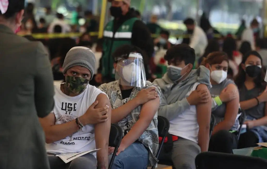 Jóvenes de 18 a 29 años reciben la vacuna Sputnik V contra el Covid-19 en instalaciones del Centro Cultural Jaime Torres Bodet del IPN, en la alcaldía Gustavo A. Madero, en la Ciudad de México, el 27 de julio de 2021. Foto Yazmín Ortega Cortés



