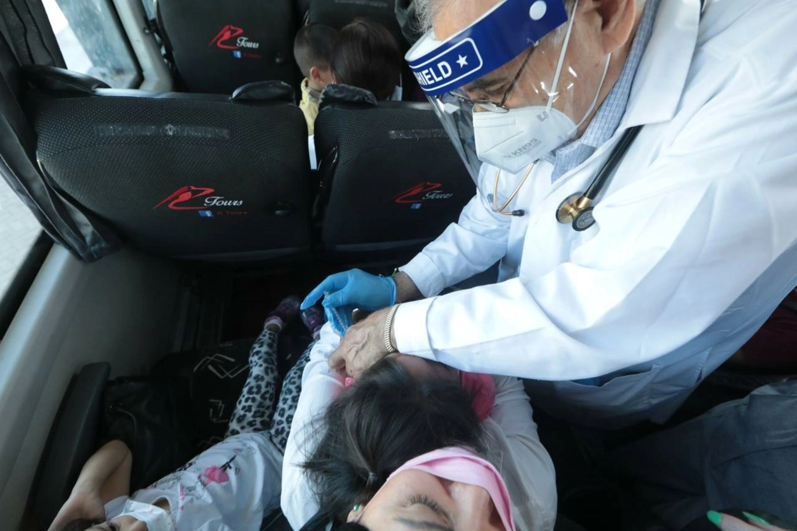 Hasta el 30 de junio han sido vacunados a través del programa transfronterizo 268 mil 677 ciudadanos mexicanos, de los cuales 163 mil son menores de 5 a 17 años y mil 656 bebés de 6 meses a 4 años. Foto Carlos Figueroa