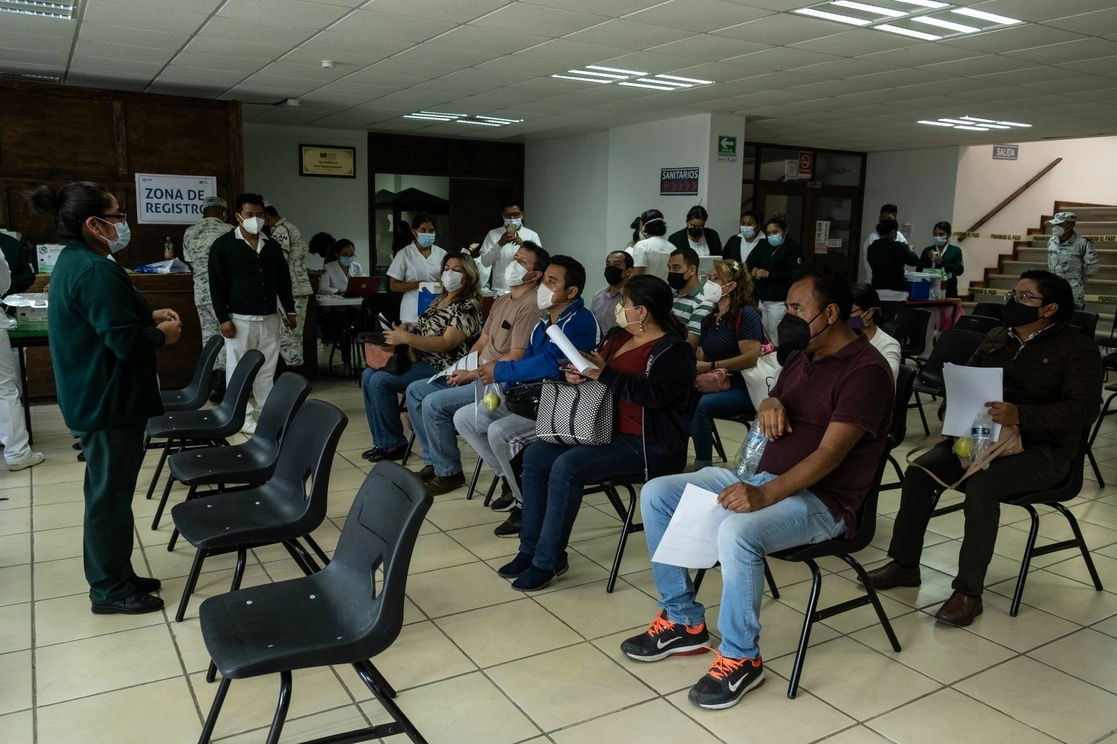 Personal del IMSS vacuna a maestros en Chiapas. Foto Cuartoscuro / Archivo