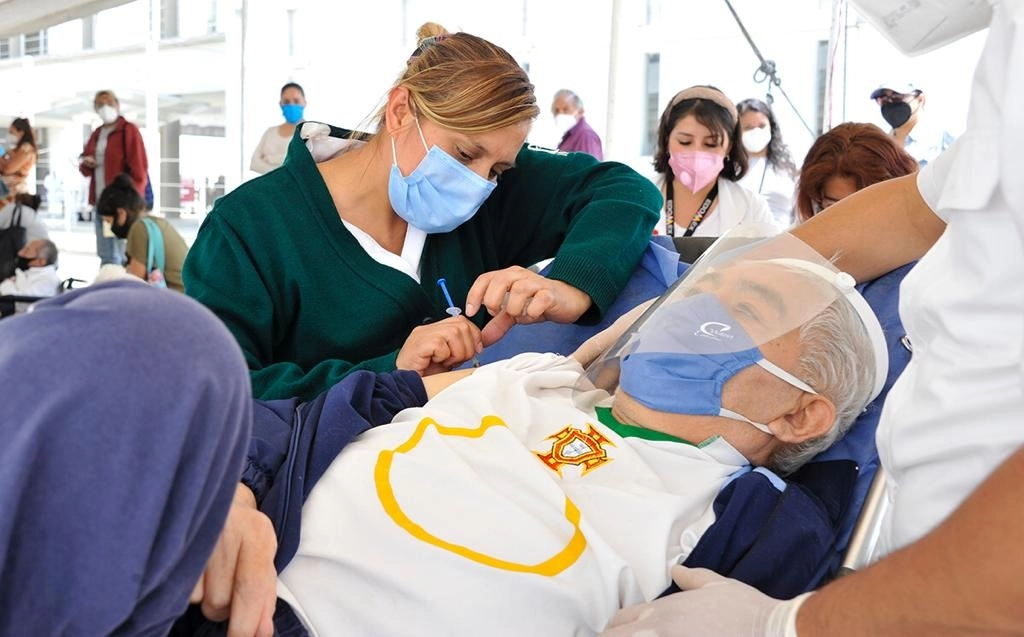 Este viernes, los centros de vacunación fueron abiertos sin contratiempos, con menor fila que la de los dos días anteriores. Foto La Jornada