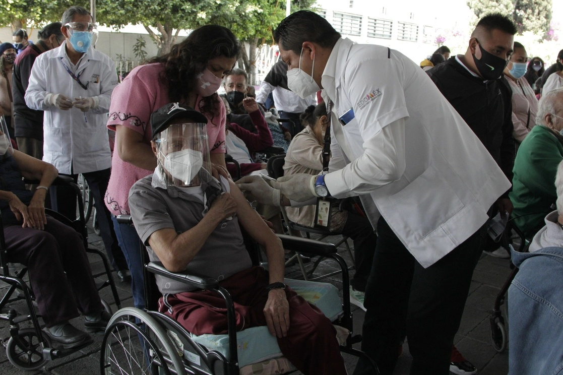 Los adultos podían acudir a cualquiera de los seis módulos que se instalaron en la demarcación. Foto Diana Ramón