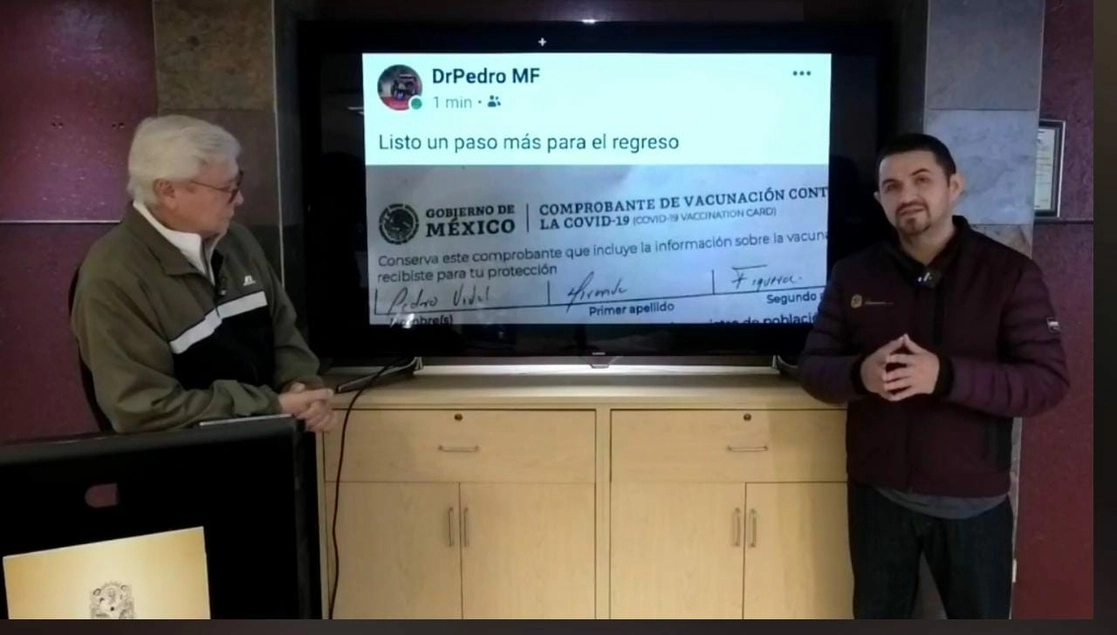 El gobernador y el secretario de Salud de Baja California exhibieron al doctor de Ensenada que se aplicó la vacuna anti Covid-19 aún y cuando está en resguardo domiciliario por ser persona vulnerable. Captura de pantalla
