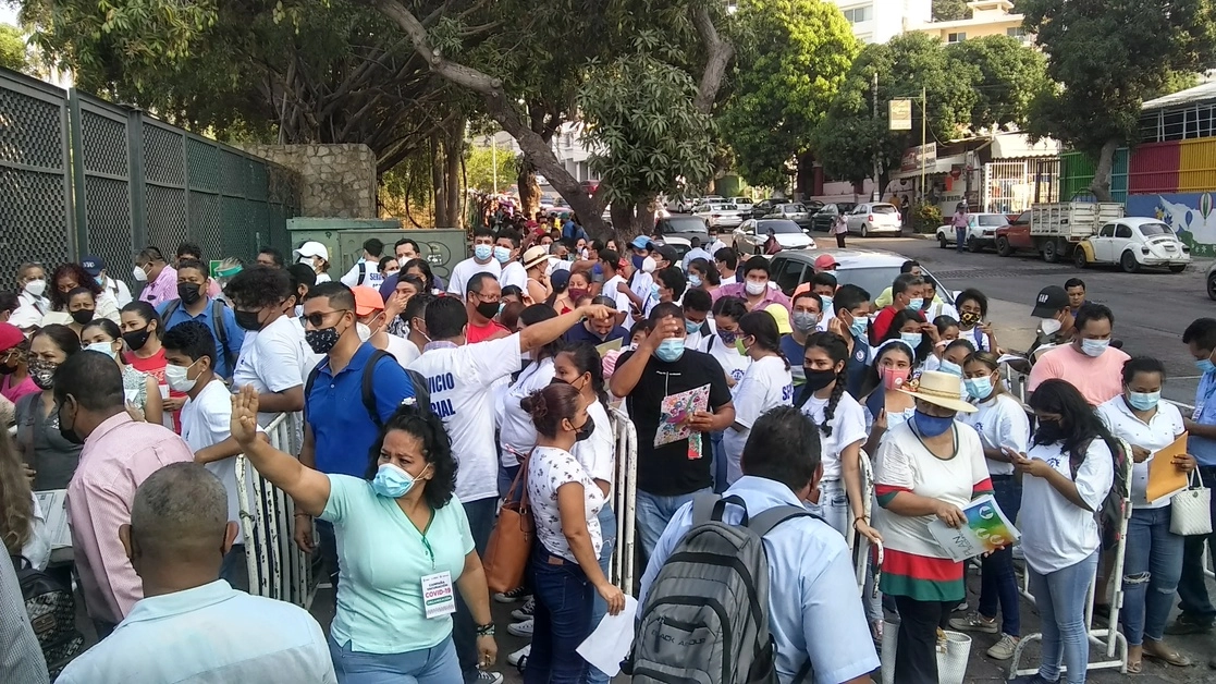 Este martes inició la fase de vacunación para maestros en el estado de Guerrero. Foto Héctor Briseño