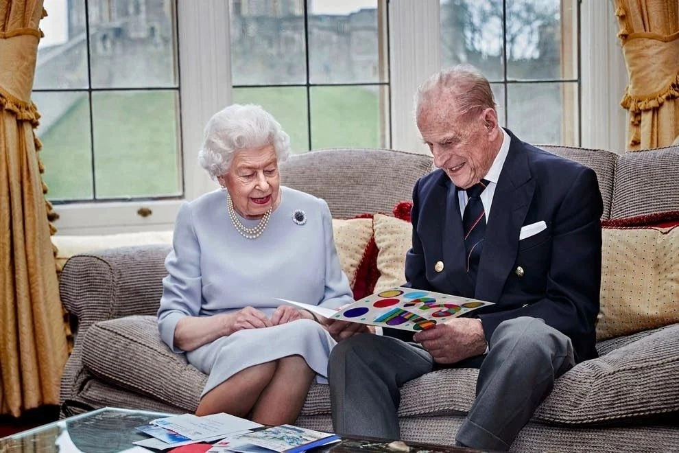 La reina Isabel II, de 94 años y el príncipe Felipe, de 99, fueron inmunizados contra el Covid-19. Foto Twitter @RoyalFamily / Archivo
