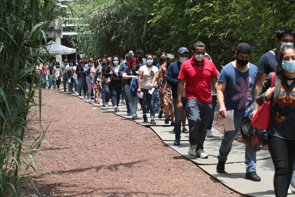 Personas de 30 a 39 años de la alcaldía Cuauhtémoc esperan con el formato requerido para vacunarse contra el Covid-19 en la Biblioteca Vasconcelos. Foto José Antonio López