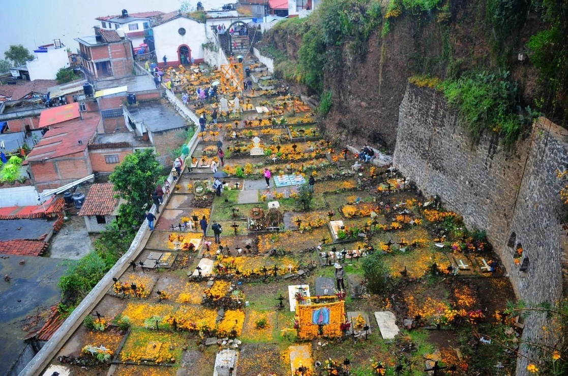 Habitantes de la isla de Janitzio adornan las tumbas de sus familiares que se encuentran en el Panteón Municipal, en el marco del Día de Muertos. Este año los habitantes de este lugar decidieron no permitir el acceso a los visitantes los días 1 y 2 de noviembre porque se trata de un lugar reducido. Foto Cuartoscuro / Archivo