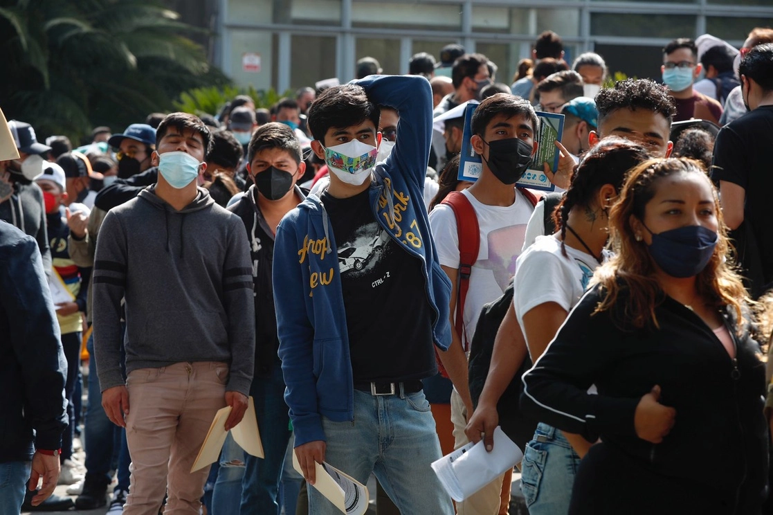 Jóvenes de 18 a 29 años acuden al Centro Médico Nacional Siglo XXI para recibir la primera dosis de la vacuna anticovid. Foto Cristina Rodríguez / Archivo