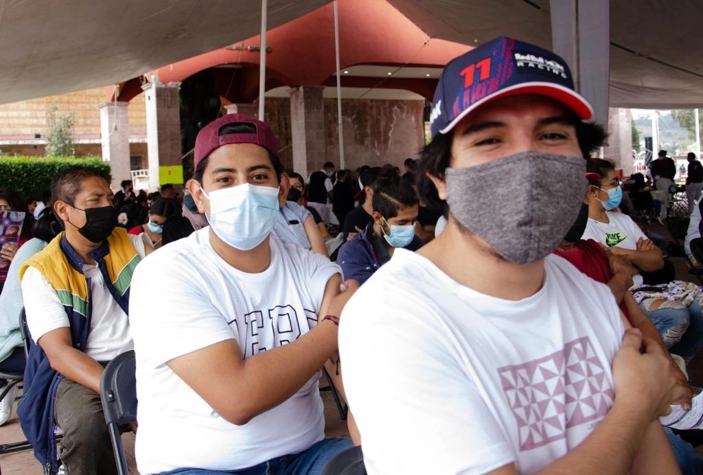 Esta semana aplicarán la segunda dosis de la vacuna contra el Covid-19 a jóvenes y rezagados en el municipio mexiquense de Coacalco. Foto La Jornada 