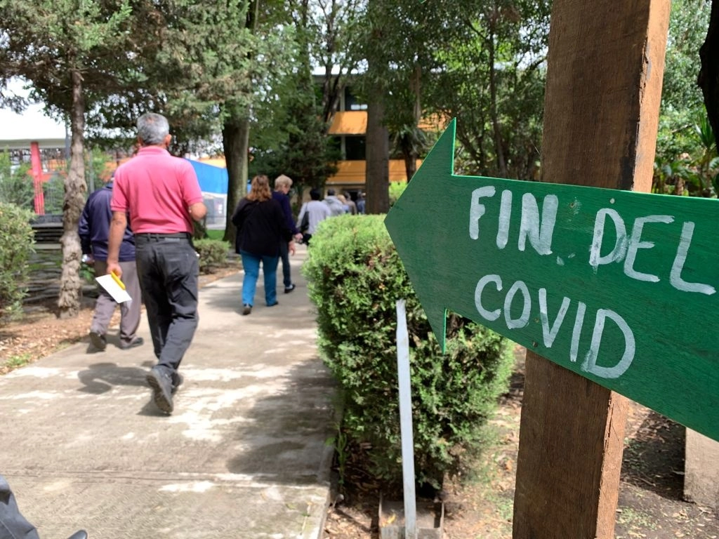 Personas de 50 a 59 años acuden a la Escuela Nacional Preparatoria 5 de la UNAM para recibir su segunda dosis de la vacuna contra el Covid-19. Foto María Luisa Severiano
