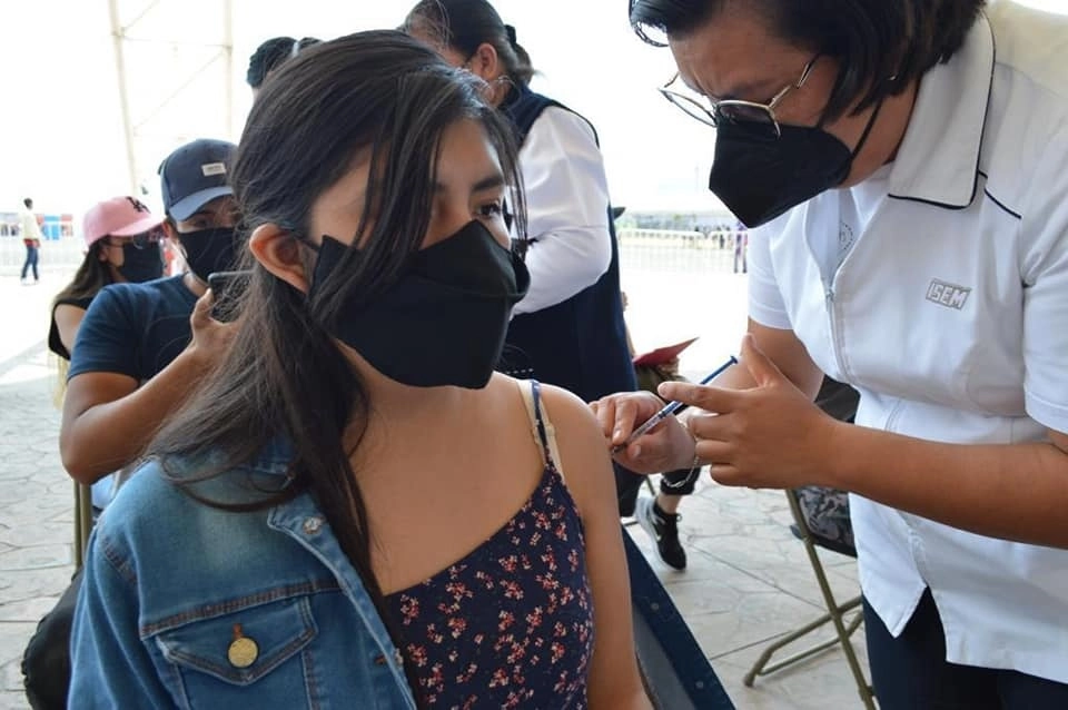Jóvenes son vacunados contra el covid-19 en el Estado de México. Foto tomada del FB @Salud.Edomex  